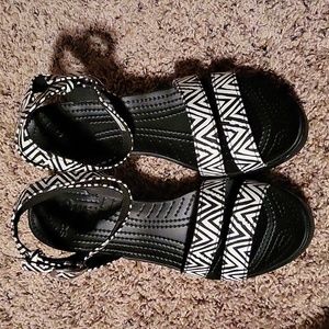 Crocs - black and white wedge
